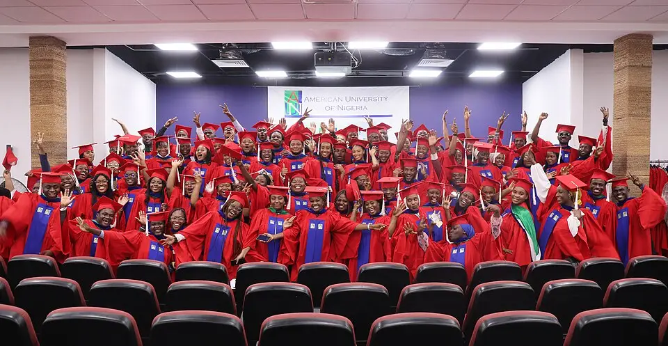 Tampil Cantik di Hari Wisuda: Tips MUA Natural Glowing